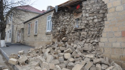 Baş direktor: “Dağılan binalar keyfiyyətsiz tikilib”