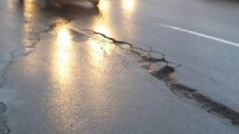 Azərbaycandakı zəlzələ bu yollarda çatlar əmələ gətirdi - FOTOLAR   