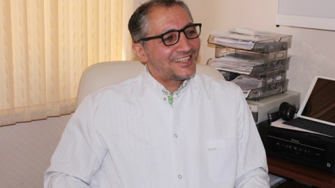 Tanınmış həkim hamilə qadınları kürt yatan toyuğa, kişiləri xoruza bənzətdi