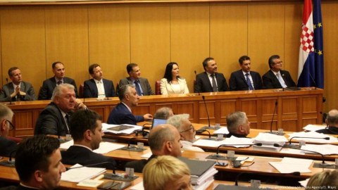 Deputatlar şəxsi avtomobildən istifadə edə bilməyəcək