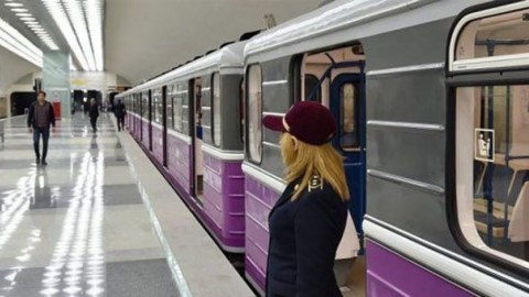 Bakı metrosunda problem yarandı &ndash; hər stansiyada 3-5 dəqiqə g&ouml;zləyiblər