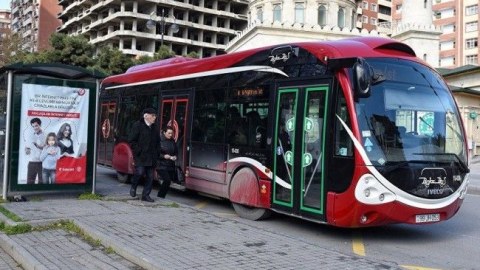 Minik avtomobili &ldquo;BakuBus&rdquo; avtobusuna &ccedil;ırpıldı &ndash; 1 nəfər ağır yaralandı