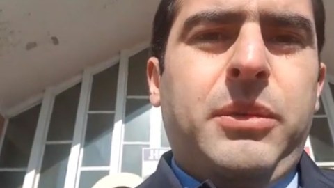 Erməni nazir tualetdən canlı yayım etdi - VİDEO
