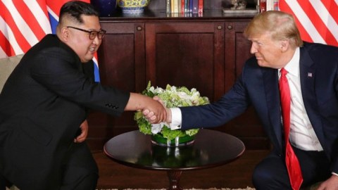 Kim Çen İn Tramla görüşə qatarla gedir