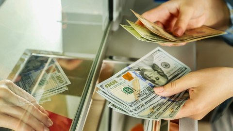 Güzəştlər təkcə dollar kreditlərinə şamil edilməyəcək - Manatla borcu olanlara ŞAD XƏBƏR