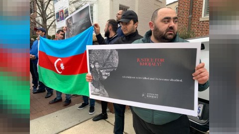 Azərbaycanlı gənclər Vaşinqtondakı Ermənistan səfirliyi önündə erməniləri məyus etdilər - FOTOLAR