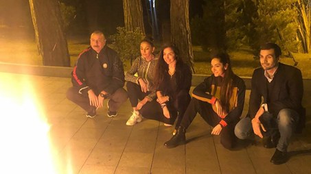 Prezident ailə üzvləri ilə od çərşənbəsini qeyd etdi - FOTOLAR