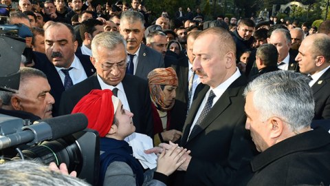 İlham Əliyev Ağsu sakinlərinin ərizələrini qəbul etdi - FOTOLAR