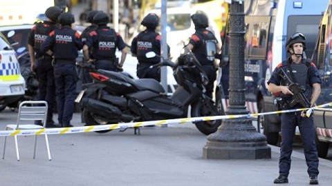 Polislərə bıçaqla hücum edildi