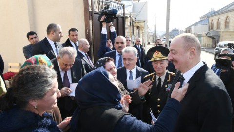 İlham Əliyev: “Məhkəmə işləri, ev, işsizlik, sosial ədalətsizliklə bağlı bütün məktublara baxılacaq” 