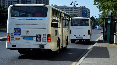 Bakıda QƏZA: Motosiklet avtobusun qarşısına çıxdı   