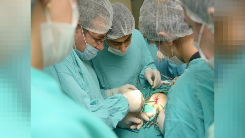 Azərbaycanda 14 yaşlı qızın qarnından kişi orqanları çıxarılıb