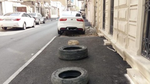 Səkilərdə avtomobil park edənlər CƏZALANSIN – Sakinlərdən şikayət - FOTOLAR