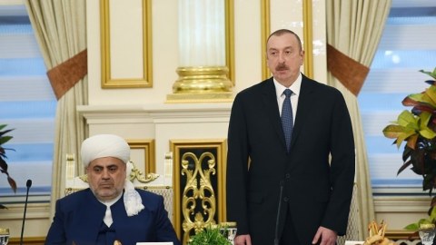 70 yaşlı Şeyxülislamın “40-cı qapısı” - Prezidentin sərəncamı hansı mesajı daşıyır?