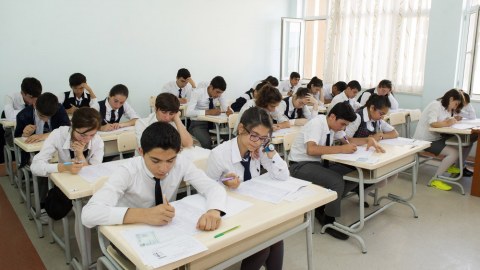 11-ci sinif şagirdləri buraxılış imtahanları veridilər - YENİLƏNİB