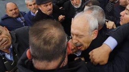 Kamal Kılıçdaroğlu döyülməsindən danışdı: “Şəhidlərin dəfninə getməyimi istəmirlər”