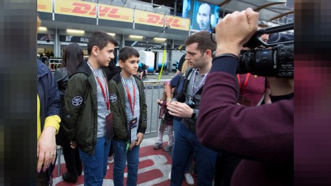 Məcburi köçkün uşaqlar Formula 1 ilə tanış oldular