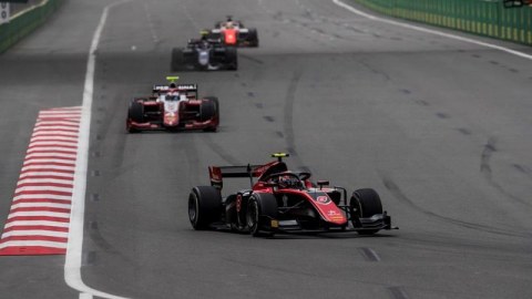 Bakıda Formula 2 üzrə birinci yarış başladı  