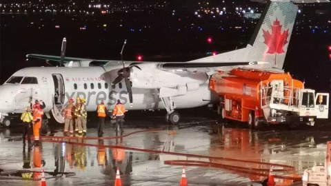 Təyyarə yanacaq daşıyan maşınla toqquşdu
