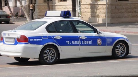 Yol polisi jurnalisti ŞƏRLƏDİ – Tərtib etdiyi protokolu vermədi  