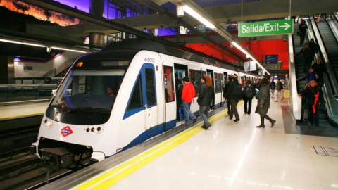 Metro işçiləri tətilə başladı