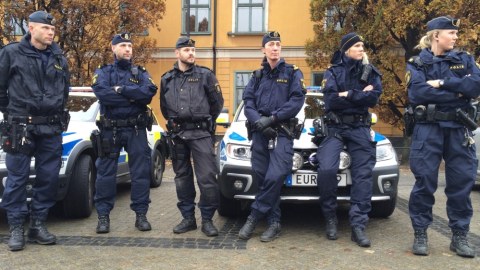 Bu ölkədə polis əməkdaşı axtarılır