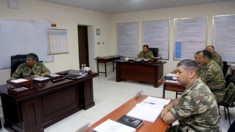 Müdafiə naziri təlimlərdəki vəziyyətə dair məruzələri dinlədi