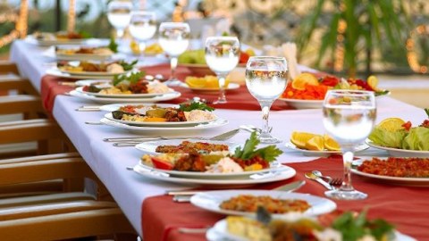 Oruc tutmayanların iftar süfrəsində nə işi var... - Din xadimi aydınlıq gətirdi 