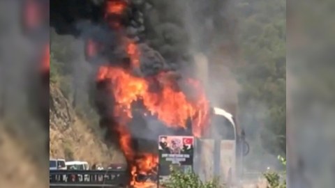 Türkiyədə sərnişinlə dolu avtobus yandı - FOTO
