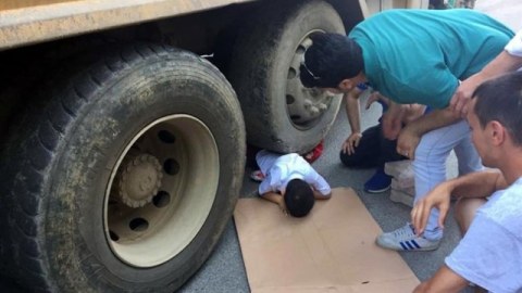 Cəlilabadda ata yük maşını ilə azyaşlı oğlunun üstündən keçdi
