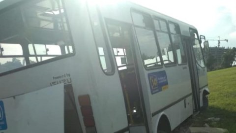Bakıda sərnişin avtobusu qəza törətdi - Xəsarət alanlar var (Foto)
