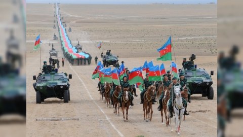 Azərbaycanda 5 km 100 m uzunluqda Dövlət Bayra­ğı hazırlandı - FOTOLAR
