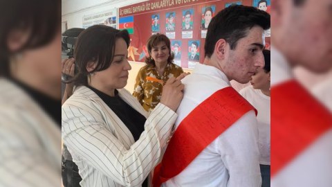 Xanım icra başçısı “Son zəng”də məzunların köynəyini YAZDI – FOTO