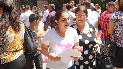 Həyəcanlı abituriyentlər, gözüyaşlı valideynlər - Qəbul imtahanından FOTOLAR