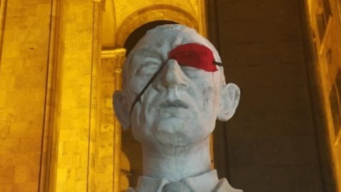 Etirazçılar nazirin gözünü bağladı