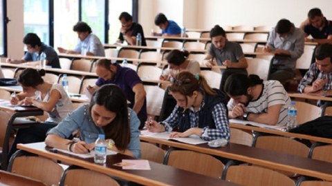 Bakıda tələbələr imtahan cavablarını oğurladı - Nəticələr ləğv olundu
