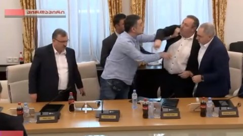 Bu dəfə deputatlar yumruq davasına çıxdı - FOTO