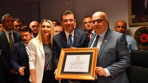 İmamoğlu mandatını aldı: Atatürkün tablosu yerinə asıldı - FOTOLAR, YENİLƏNİB
