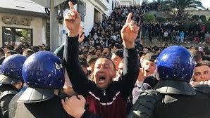 Onminlərlə insan ayağa qalxdı 