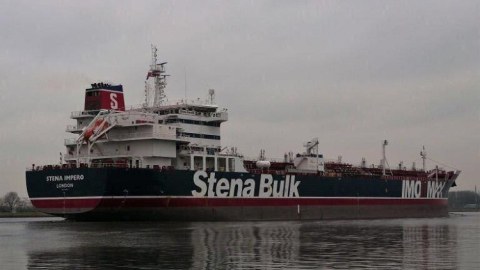 İran Hörmuz boğazında Britaniya tankerini saxladı