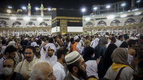 Müqəddəs Kəbəyə yeni örtük çəkildi - FOTO  