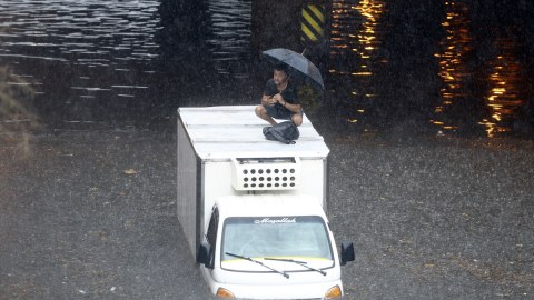 İstanbul su altında: sel suları can aldı - VİDEO