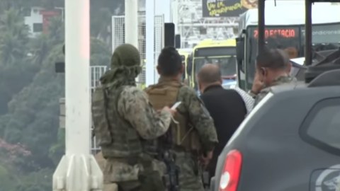 Sərnişinlə dolu avtobusu girov götürən belə zərərsizləşdirildi - VİDEO