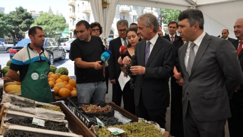 Əli Əhmədov bazarları gəzdi: “Yayın ortasında 2 manata kartof olmaz!” - VİDEO