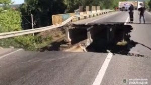 Ukraynada avtomobil körpüsü uçdu -VİDEO