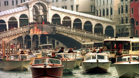 Venesiyada kanalında çimən turistlər cərimələndi