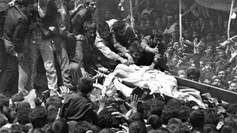 Bir şəklin tarixçəsi: Xomeyninin dəfnindəki DƏHŞƏTLİ HADİSƏ - Tabutu niyə 3 dəfə yerə düşdü...