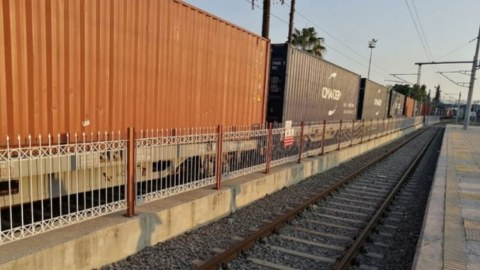 Yük qatarı relsdən çıxdı