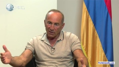 Məhkəmə Robert Koçaryanı həbsdə saxladı 