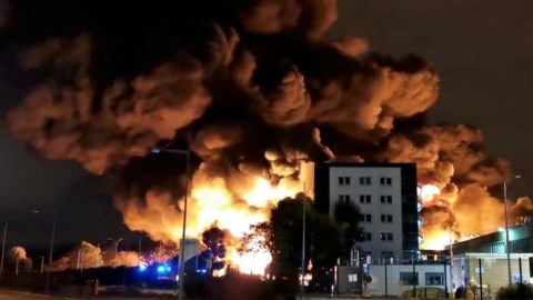 Kimya fabriki yanır: 130 yanğınsöndürən cəlb olunub
